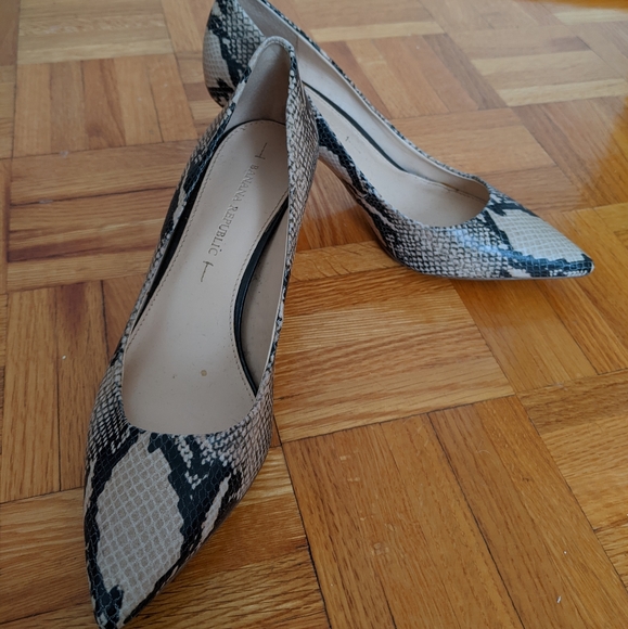Banana Republic Faux snake skin heels in 6.5 - Picture 1 of 2